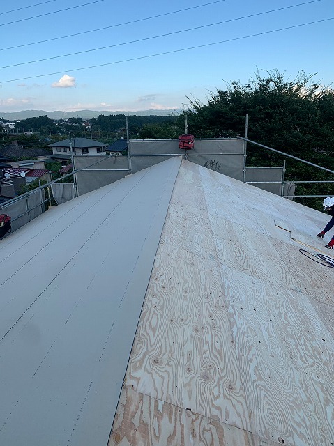 スレート屋根から横暖ルーフを使った屋根カバー工事を行いました！川口市屋根カバー工事　横暖ルーフαｓ　ニチハ　センタールーフ　スレートボロボロ　ガルバリウム鋼板　